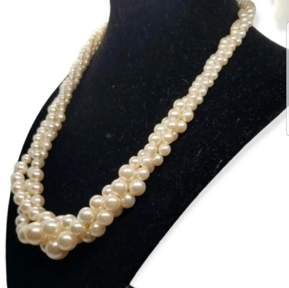 ROMAN VINTAGE LUSTROUS FAUX PEARL TWIST DESIGN NECKLACE - Picture 2 of 5